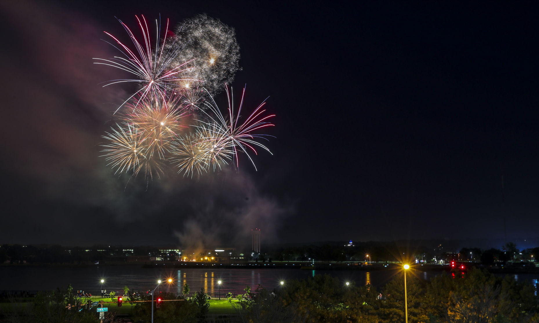 070419-mda-nws-redwhiteboom-011